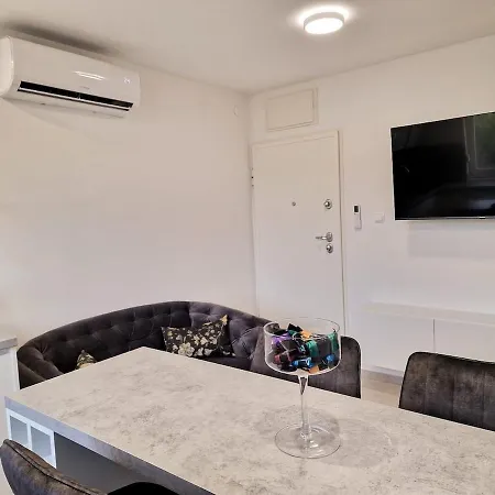 Monlux Studio Apartment Split